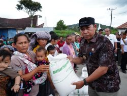 Bupati Taput Salurkan Bantuan Pangan ke Ribuan Keluarga di Sipoholon, Dorong Warga Manfaatkan Sistem Perlinsos Digital