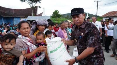 Bupati Taput Salurkan Bantuan Pangan ke Ribuan Keluarga di Sipoholon, Dorong Warga Manfaatkan Sistem Perlinsos Digital