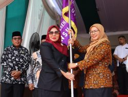 Simbol Semangat dan Kebanggaan, Dekan FKM UINSU Terima Bendera dari Rektor Prof. Nurhayati