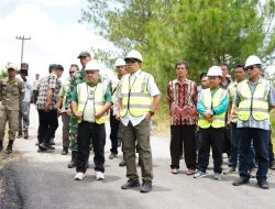Dukung Kelancaran Ekonomi Pertanian, Bupati Taput Tinjau Pembangunan Jalan Hotmix dan Jembatan di Sipahutar