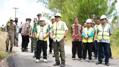 Dukung Kelancaran Ekonomi Pertanian, Bupati Taput Tinjau Pembangunan Jalan Hotmix dan Jembatan di Sipahutar