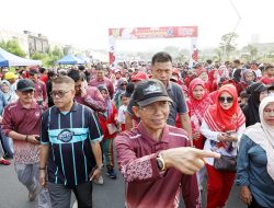 Amsakar Ikut Jalan dan Senam Bersama Ribuan Warga Batu Ampar, Tekankan Pentingnya Kekompakan