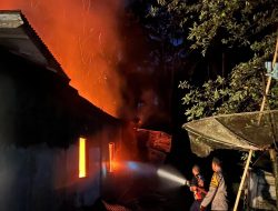 Respons Cepat Damkar, Kebakaran Rumah Warga di VII Koto Sungai Sariak Berhasil Dipadamkan