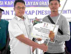 Realisasikan Pokir, Wakil Ketua I DPRD Kota Batam Serahkan 100 Mesin Ketinting untuk Nelayan se-Kecamatan Belakangpadang