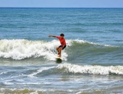 Surfing Championship Perdana Digelar di Pantai Tiram, 67 Peselancar Adu Nyali