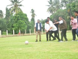 Tendangan Perdana Wabup Rahmat Tandai Dimulainya Sepak Bola PORPROV XVI di Padang Pariaman ‎ ‎