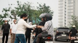 Peduli Kesehatan Masyarakat, BP Batam Bagikan Masker di Tengah Sebaran Kabut Asap
