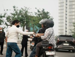 Peduli Kesehatan Warga, Li Claudia Turun Langsung Bagikan Masker