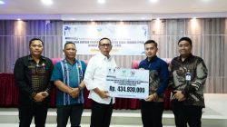 Bupati Tapanulu Utara Serahkan Bantuan PSSE Senilai Rp434,93 Juta Kepada 87 KPM